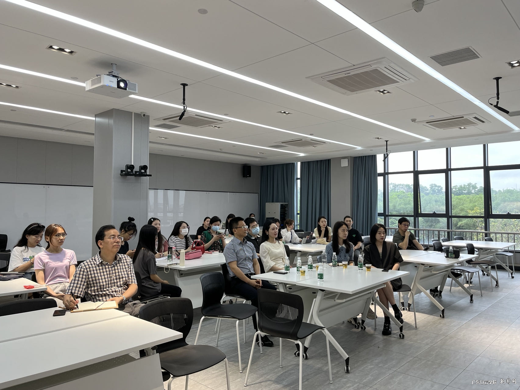 讲座现场2.jpg 讲座现场2.jpg