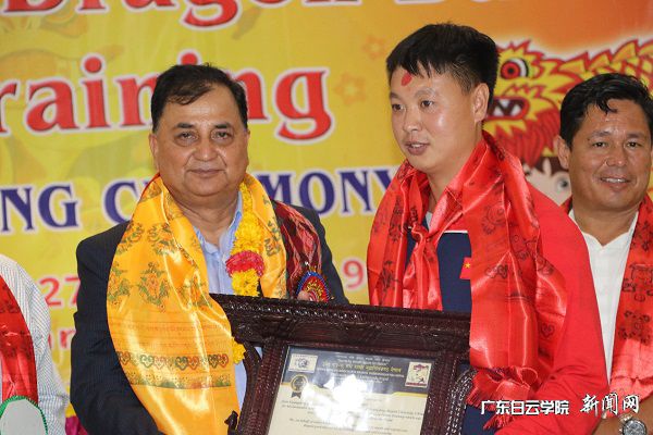 尼泊尔副总理兼国防部长博克瑞尔为李东彪颁奖.jpg