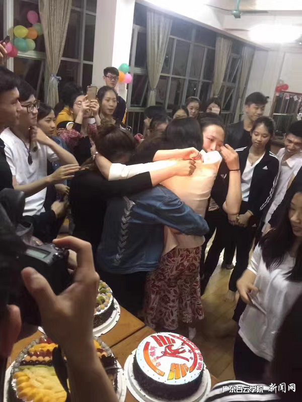 考研成功 相拥而泣.jpg