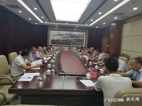 陈华钢院长一行与兴宁市常委蓝蓝副市长及相关局领导进行座谈会.jpg