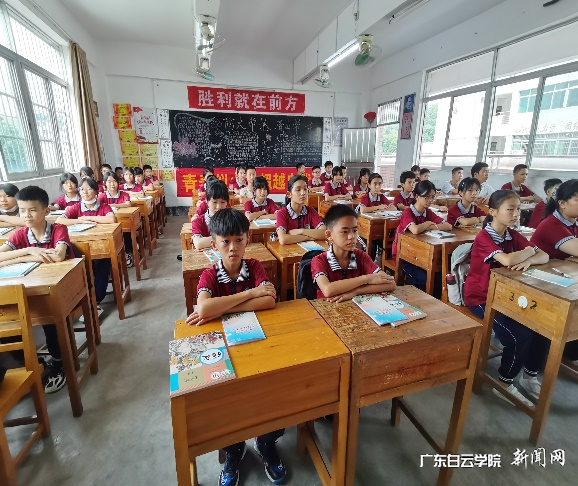 图2孩子们已经用了十多年的旧桌椅.png 图2孩子们已经用了十多年的旧桌椅.png