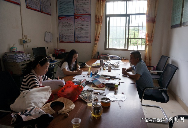 图3 团队到镇上推广国家智慧教育平台并调研农副产品2.png 图3 团队到镇上推广国家智慧教育平台并调研农副产品2.png