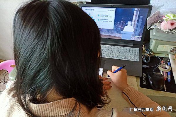 建筑工程学院吴淑铮同学在学习网络课程.jpg