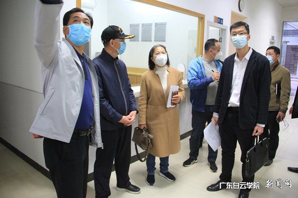 董事长谢可滔(左一)向省市人社部门、市教育部门领导介绍临时隔离室设置情况.jpg