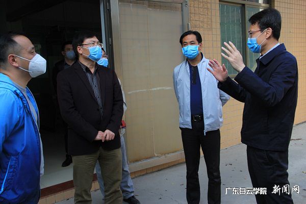 白云区副区长刘国华(右)指导校内隔离观察室建设.jpg