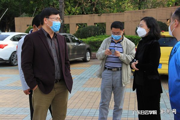 校长黄大乾(左一)与白云区疫情防控指挥部教育组相关负责人现场交流.jpg
